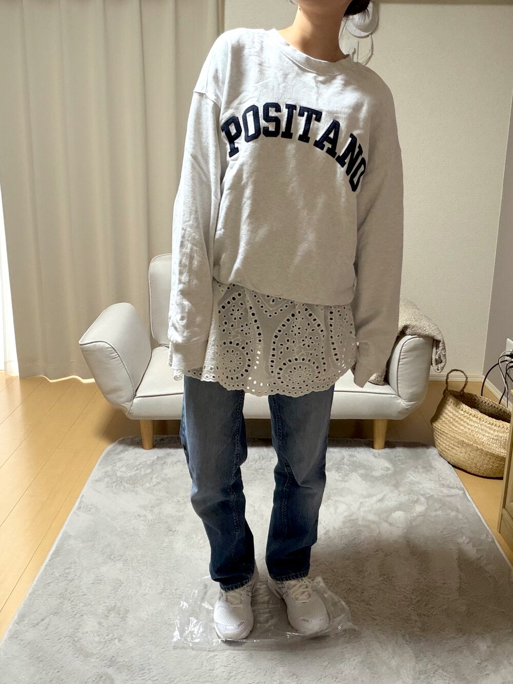 ホワイト系のトップス、ホワイト系のトップス、ブルー系のパンツを着用したレディースの春コーディネートの2枚目の写真