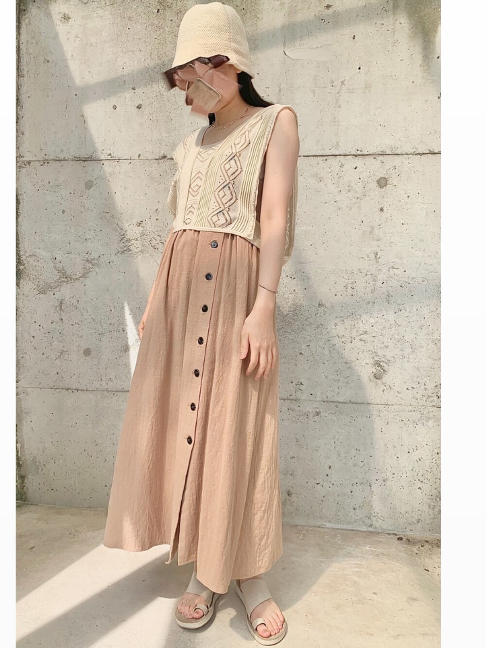 ベージュ系のワンピース/ドレス、ベージュ系のトップス、ベージュ系の帽子を着用したレディースの夏コーディネートの2枚目の写真