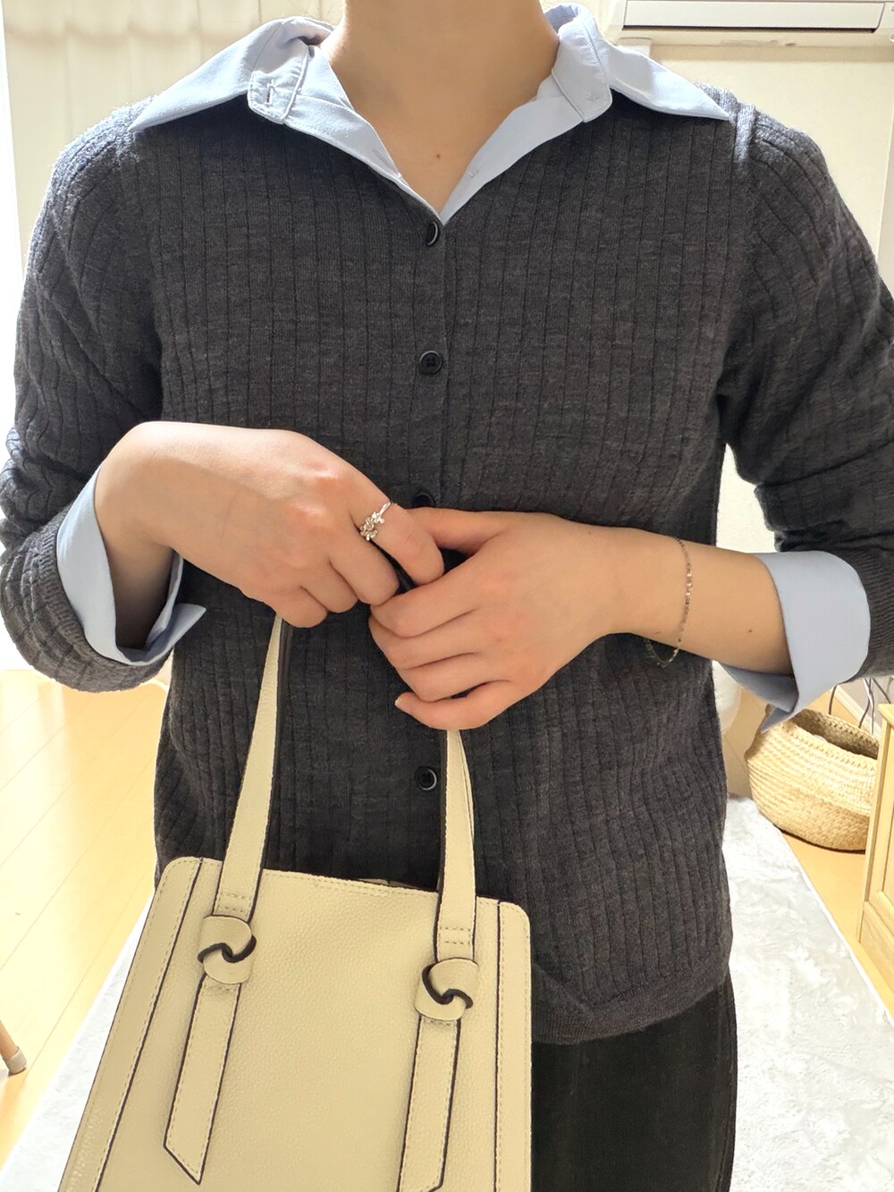 グレー系のトップス、ブルー系のトップス、ホワイト系のバッグを着用したレディースの春コーディネートの2枚目の写真