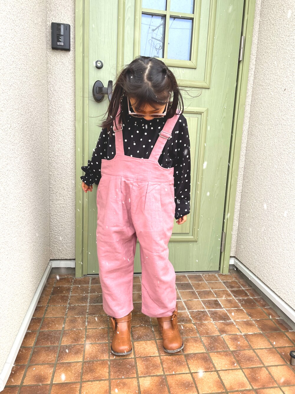 「antiquaのコットンリネンサロペット（サロペット/オーバーオール、ピンク系）」を使った、daiminaさん（キッズ・121cm）の冬コーディネートの2枚目の写真