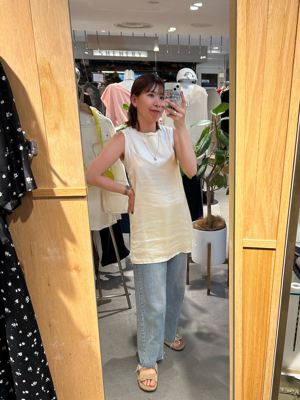ホワイト系のTシャツ/カットソー、ベージュ系のシャツ/ブラウス、ブルー系のデニムパンツを着用したレディースの夏コーディネートの2枚目の写真