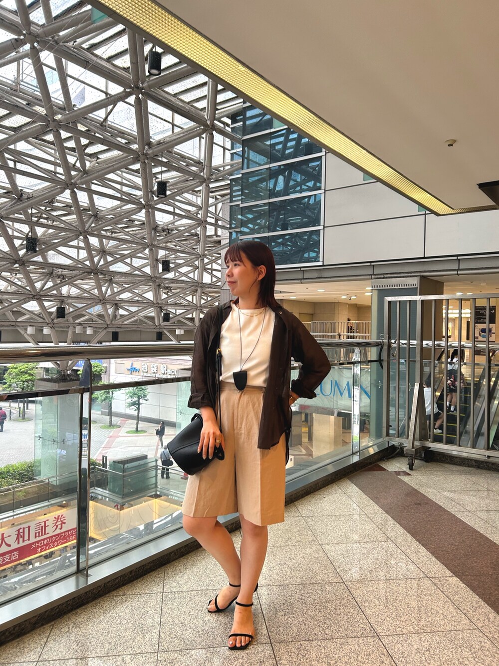 ホワイト系のTシャツ/カットソー、ブラウン系のシャツ/ブラウス、ベージュ系のその他パンツを着用したレディースの夏コーディネートの3枚目の写真