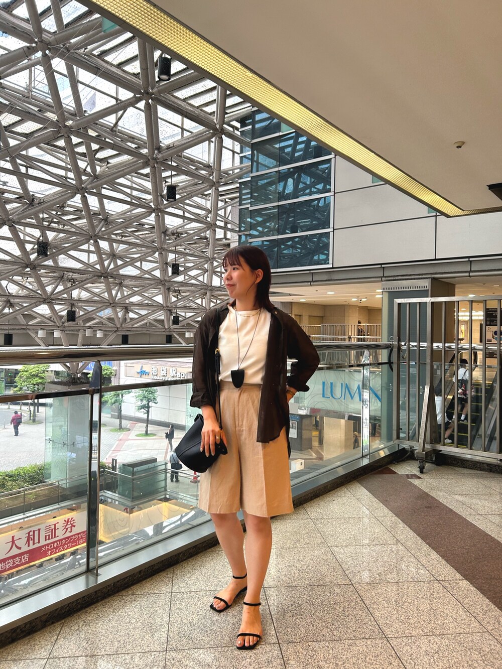 ホワイト系のTシャツ/カットソー、ブラウン系のシャツ/ブラウス、ベージュ系のその他パンツを着用したレディースの夏コーディネートの2枚目の写真
