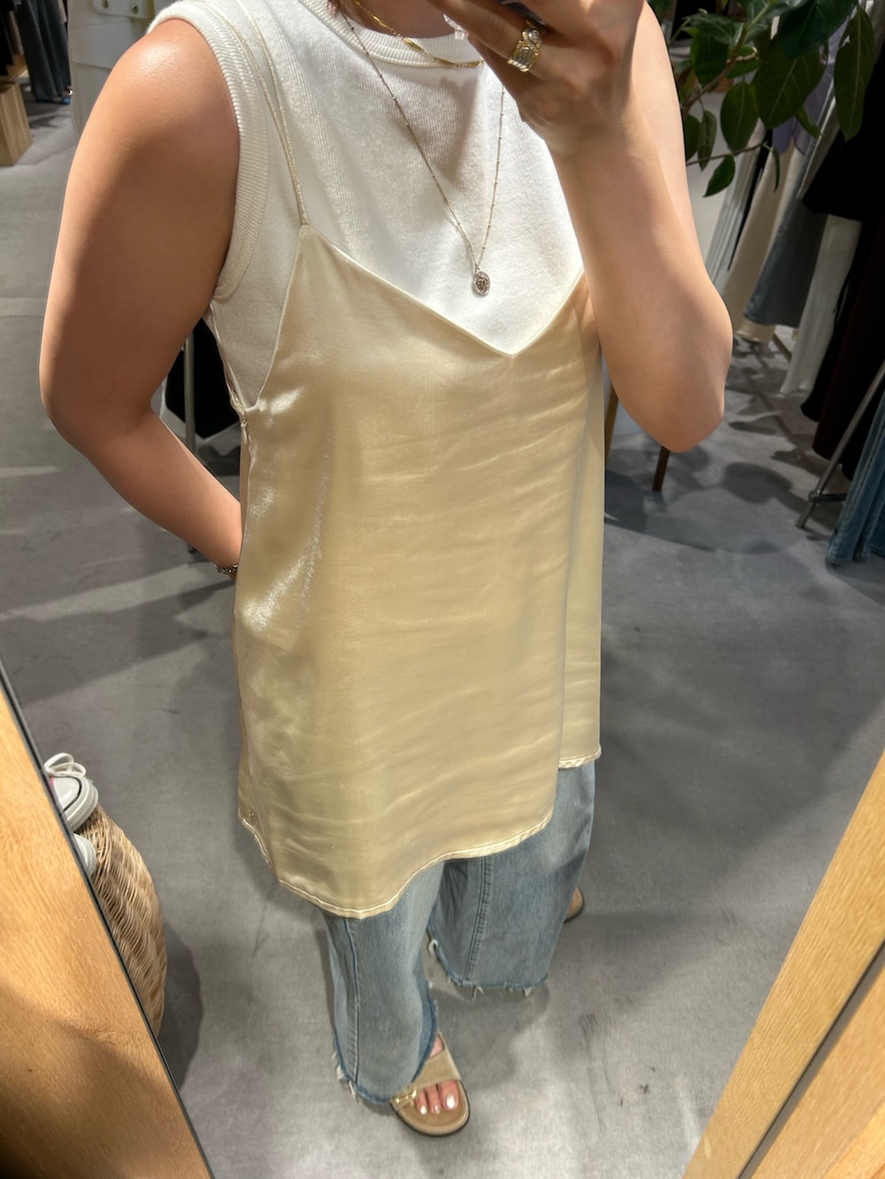 ホワイト系のTシャツ/カットソー、ベージュ系のシャツ/ブラウス、ブルー系のデニムパンツを着用したレディースの夏コーディネートの3枚目の写真