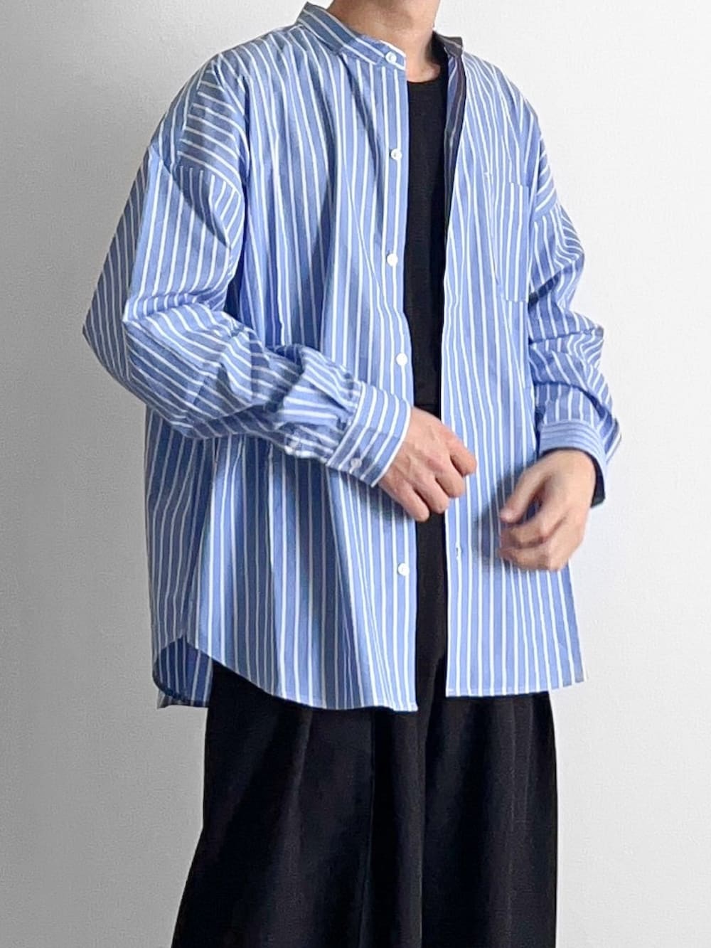 ブルー系のシャツ/ブラウス、ブラック系のスラックス、ブラック系のローファーを着用したメンズの春コーディネートの2枚目の写真