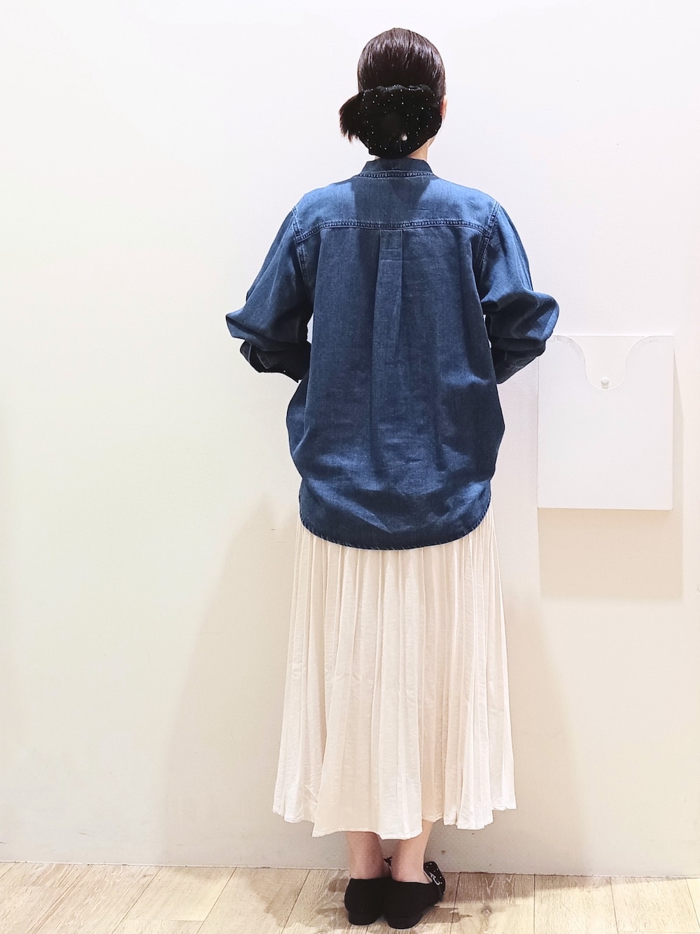 ブルー系のシャツ/ブラウス、ホワイト系のスカート、ブラウン系のトートバッグを着用したレディースの秋コーディネートの5枚目の写真