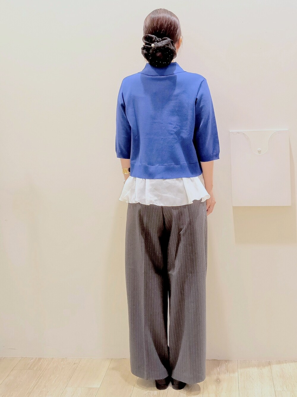 ブルー系のカーディガン/ボレロ、グレー系のその他パンツ、ベージュ系のボストンバッグを着用したレディースの秋コーディネートの4枚目の写真