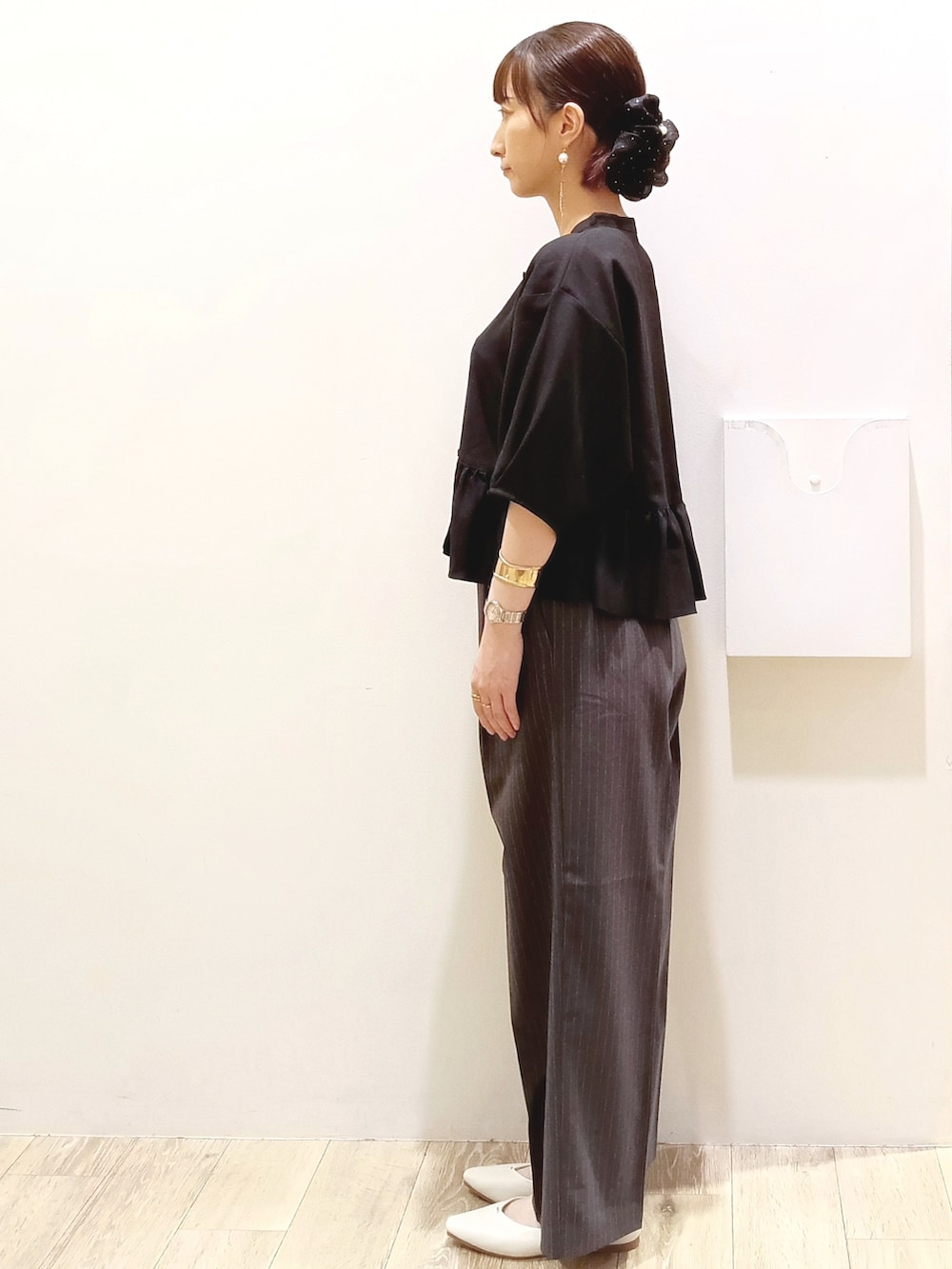 ブラック系のシャツ/ブラウス、グレー系のその他パンツ、ホワイト系のショルダーバッグを着用したレディースの秋コーディネートの3枚目の写真