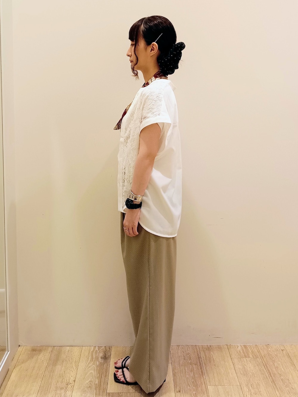 ホワイト系のシャツ/ブラウス、ブラウン系のその他パンツ、ブラウン系のボストンバッグを着用したレディースの夏コーディネートの3枚目の写真