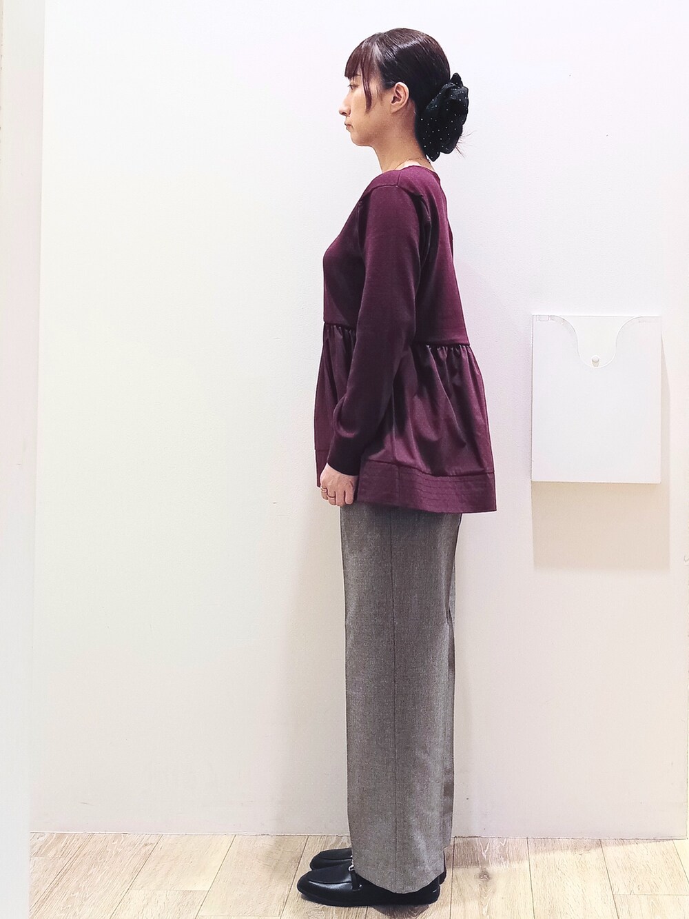 レッド系のニット/セーター、ブラック系のその他パンツ、ブラック系のトートバッグを着用したレディースの秋コーディネートの5枚目の写真