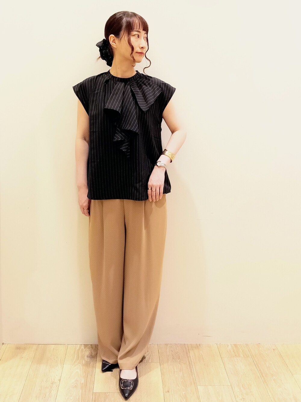 ブラック系のシャツ/ブラウス、ベージュ系のその他パンツ、ホワイト系のショルダーバッグを着用したレディースの夏コーディネートの5枚目の写真
