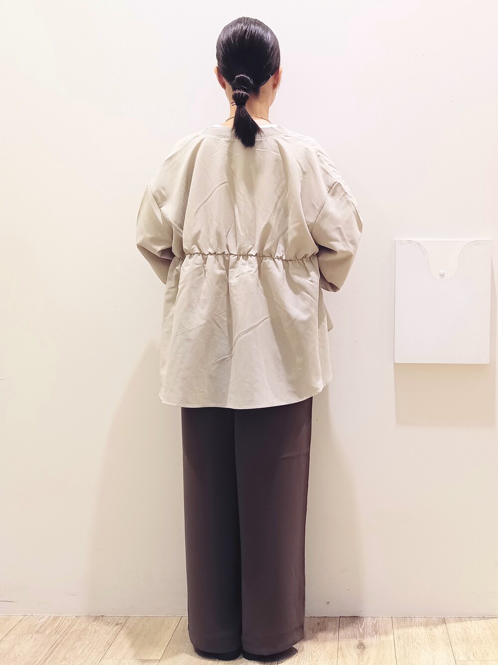 ホワイト系のTシャツ/カットソー、ベージュ系のカーディガン/ボレロ、ブラウン系のその他パンツを着用したレディースの秋コーディネートの6枚目の写真