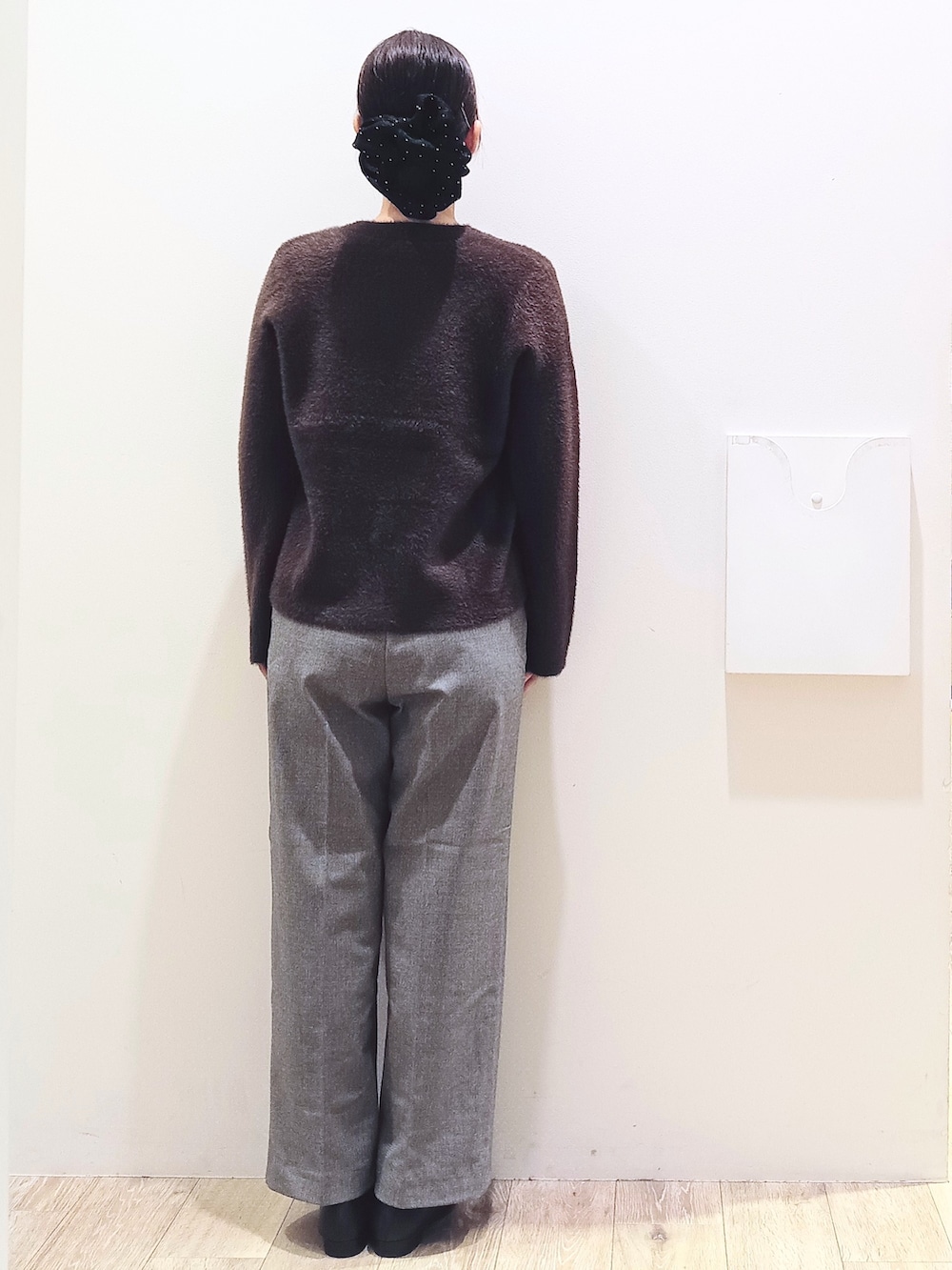 ブラウン系のカーディガン/ボレロ、ブラック系のその他パンツ、ホワイト系のトートバッグを着用したレディースの秋コーディネートの6枚目の写真