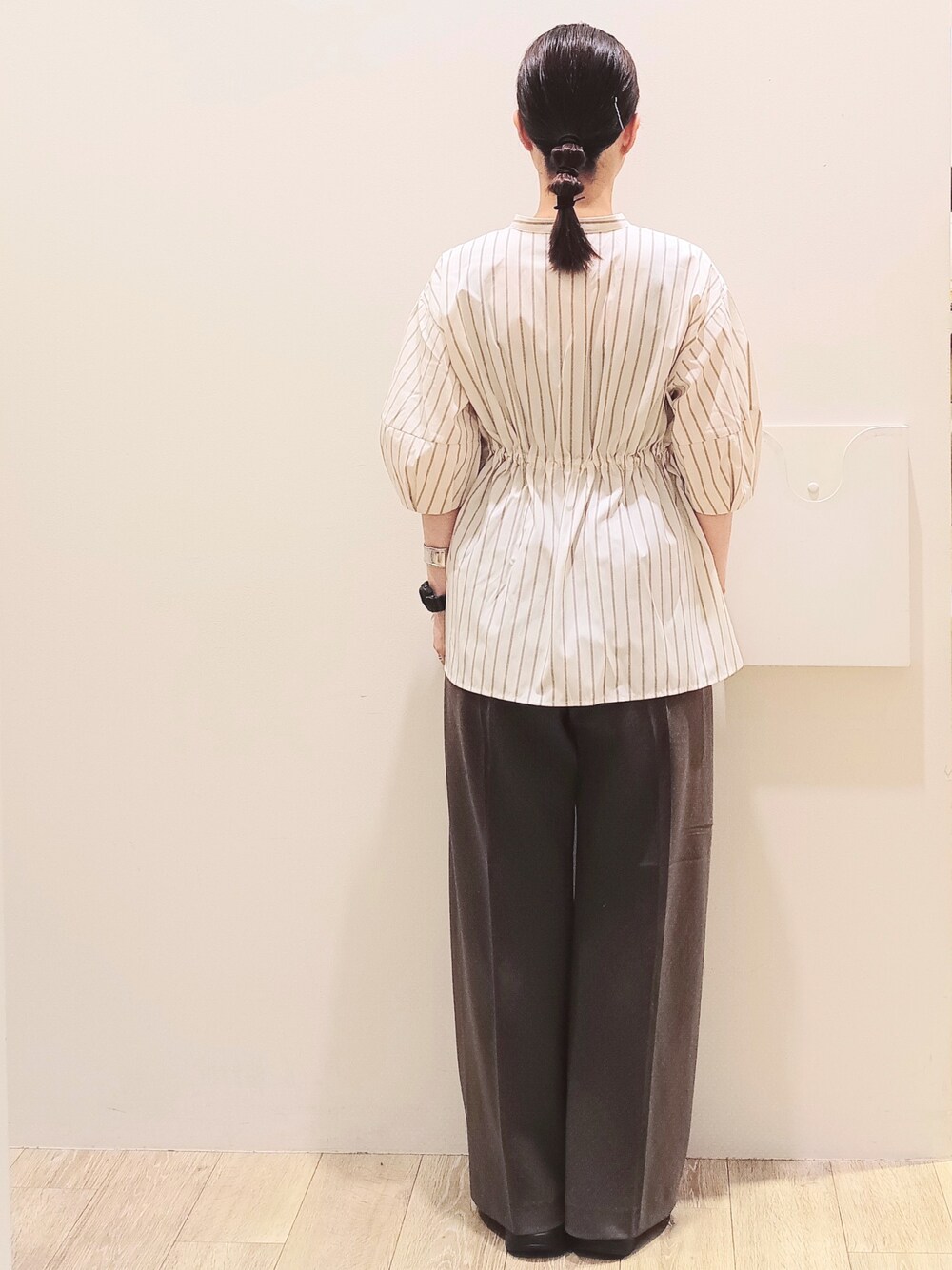ホワイト系のシャツ/ブラウス、ブラウン系のその他パンツ、レッド系のトートバッグを着用したレディースの秋コーディネートの5枚目の写真