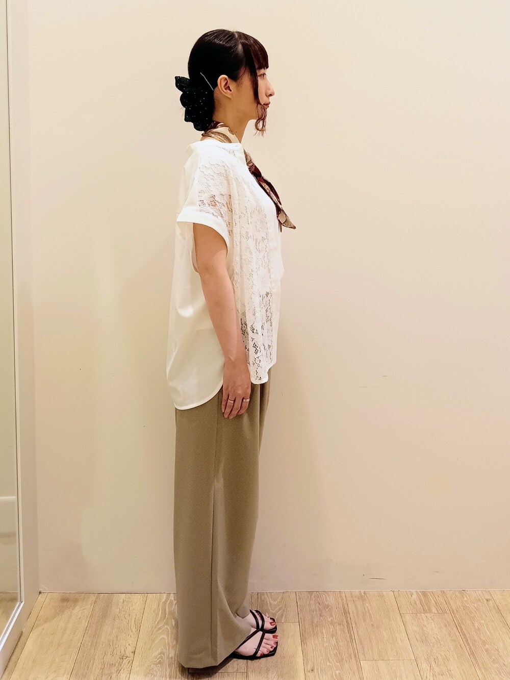 ホワイト系のシャツ/ブラウス、ブラウン系のその他パンツ、ブラウン系のボストンバッグを着用したレディースの夏コーディネートの2枚目の写真