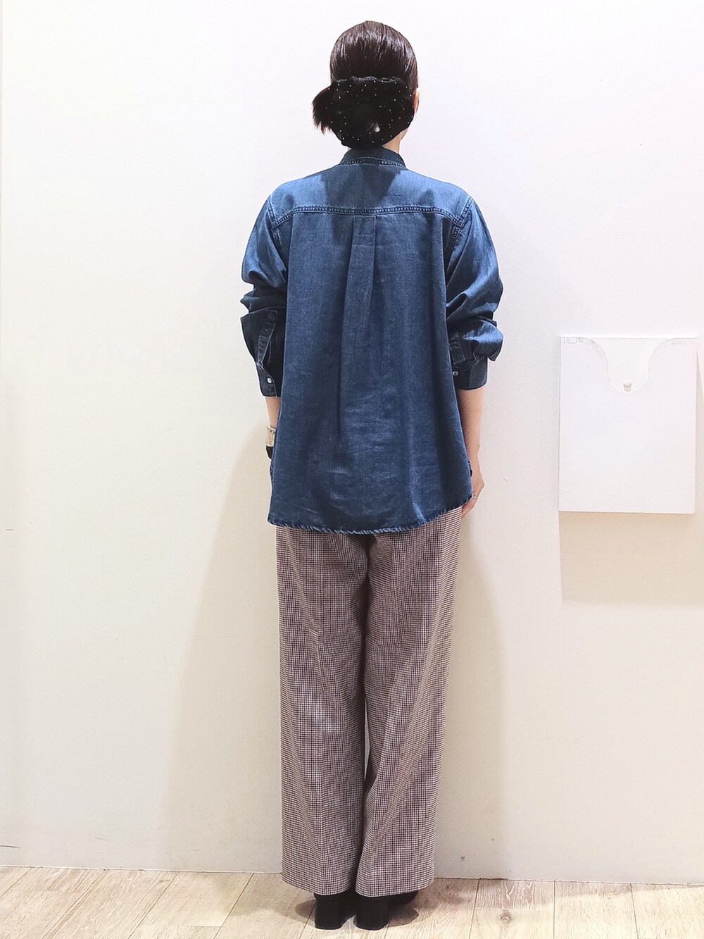ブルー系のシャツ/ブラウス、ブラウン系のその他パンツ、ブラック系のショルダーバッグを着用したレディースの秋コーディネートの5枚目の写真