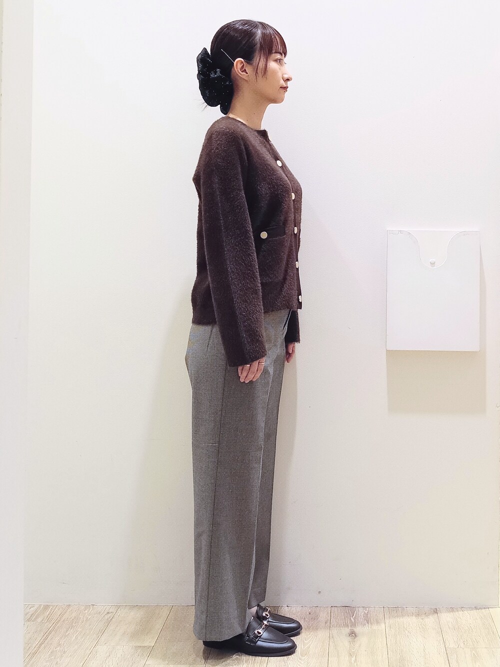 ブラウン系のカーディガン/ボレロ、ブラック系のその他パンツ、ホワイト系のトートバッグを着用したレディースの秋コーディネートの4枚目の写真