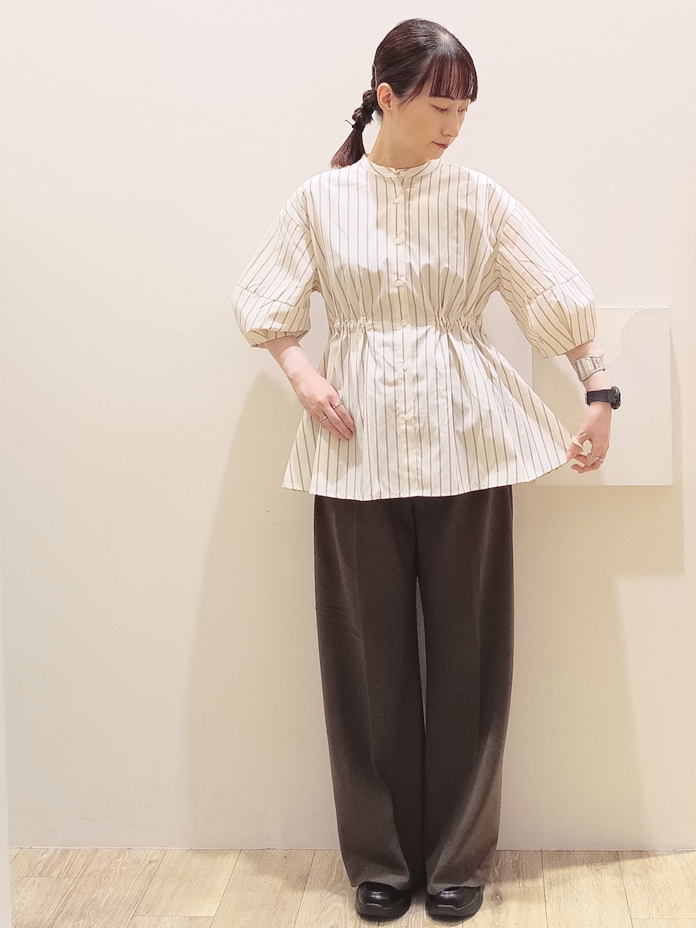 ホワイト系のシャツ/ブラウス、ブラウン系のその他パンツ、レッド系のトートバッグを着用したレディースの秋コーディネートの6枚目の写真