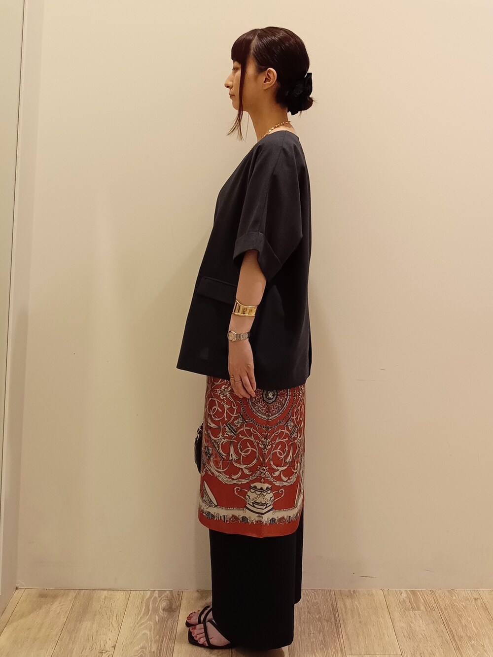 グレー系のノーカラージャケット、ホワイト系のタンクトップ、ブラック系のその他パンツを着用したレディースの夏コーディネートの2枚目の写真
