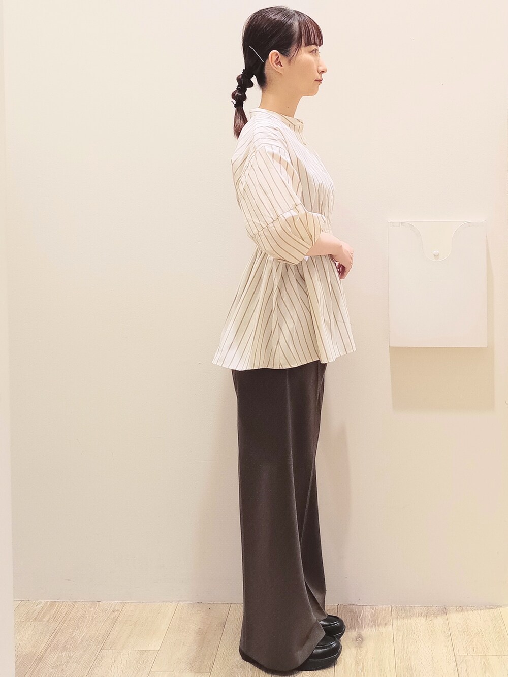 ホワイト系のシャツ/ブラウス、ブラウン系のその他パンツ、レッド系のトートバッグを着用したレディースの秋コーディネートの4枚目の写真