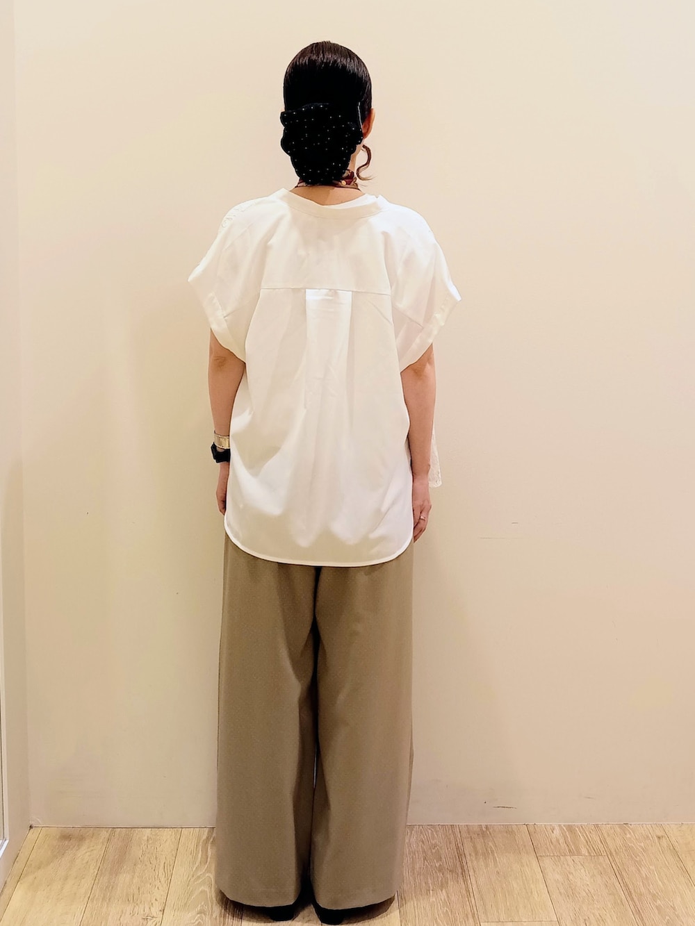 ホワイト系のシャツ/ブラウス、ブラウン系のその他パンツ、ブラウン系のボストンバッグを着用したレディースの夏コーディネートの4枚目の写真