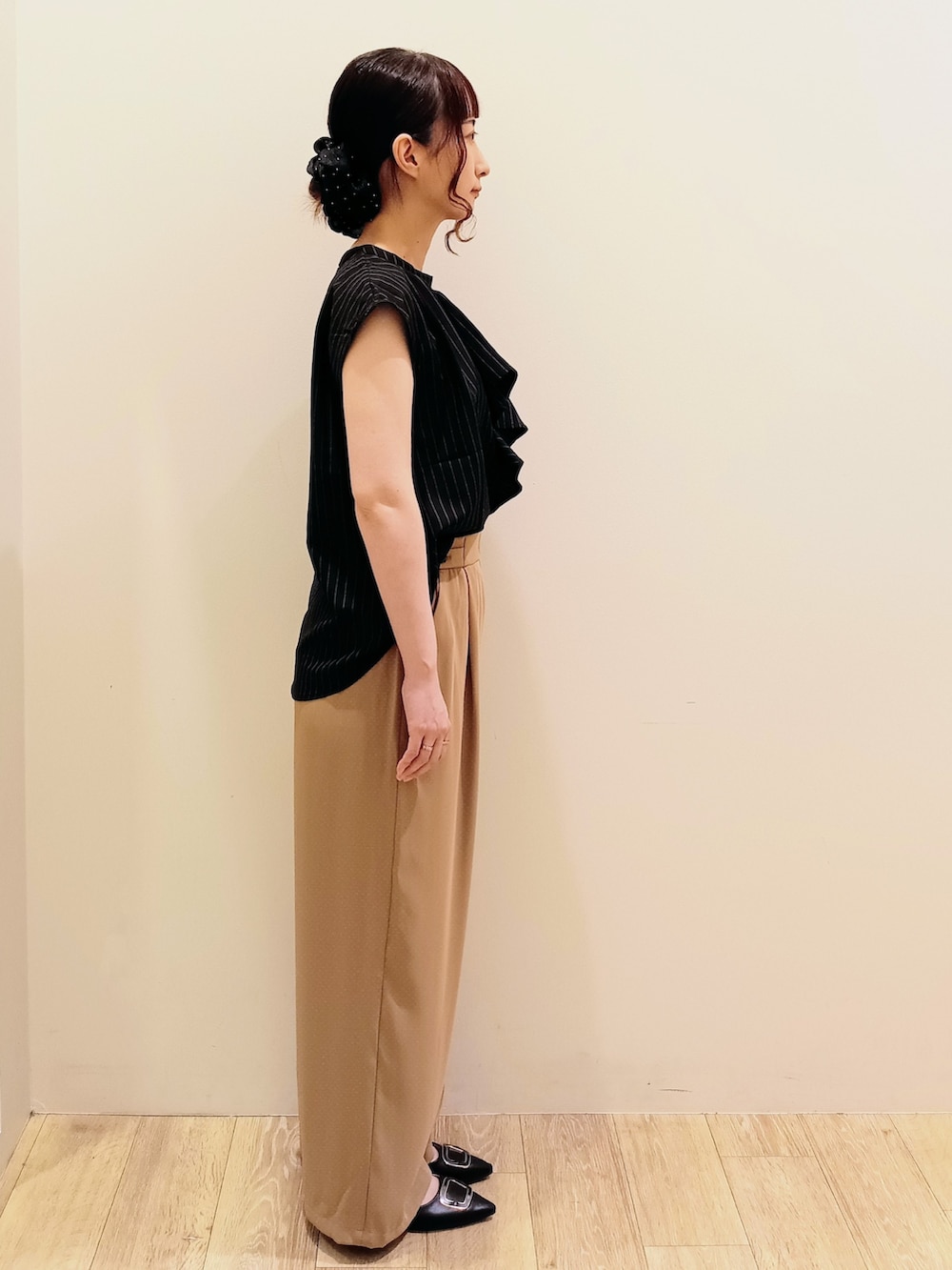 ブラック系のシャツ/ブラウス、ベージュ系のその他パンツ、ホワイト系のショルダーバッグを着用したレディースの夏コーディネートの3枚目の写真