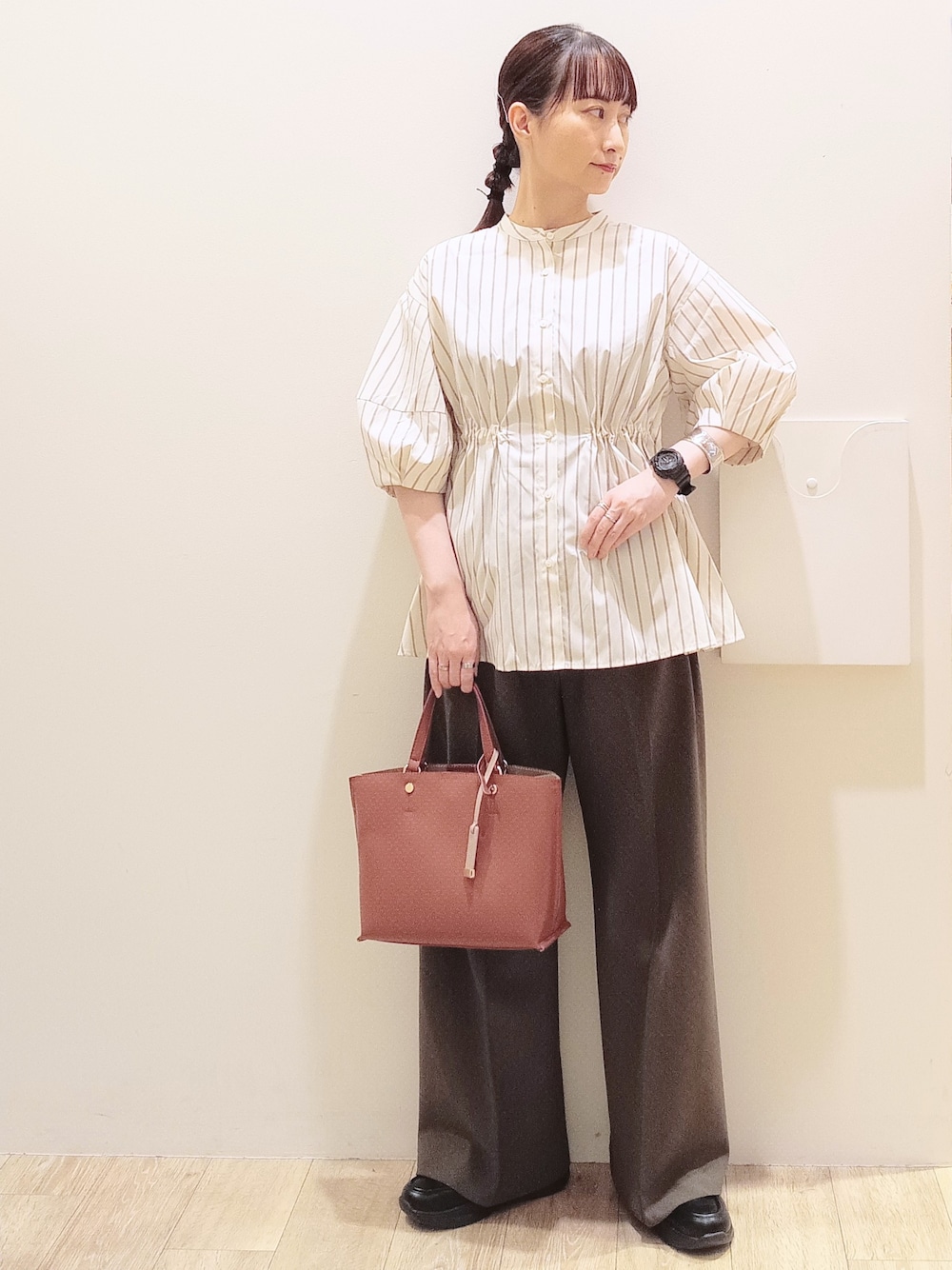 ホワイト系のシャツ/ブラウス、ブラウン系のその他パンツ、レッド系のトートバッグを着用したレディースの秋コーディネートの2枚目の写真