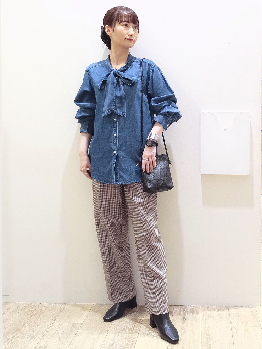 ブルー系のシャツ/ブラウス、ブラウン系のその他パンツ、ブラック系のショルダーバッグを着用したレディースの秋コーディネートの2枚目の写真