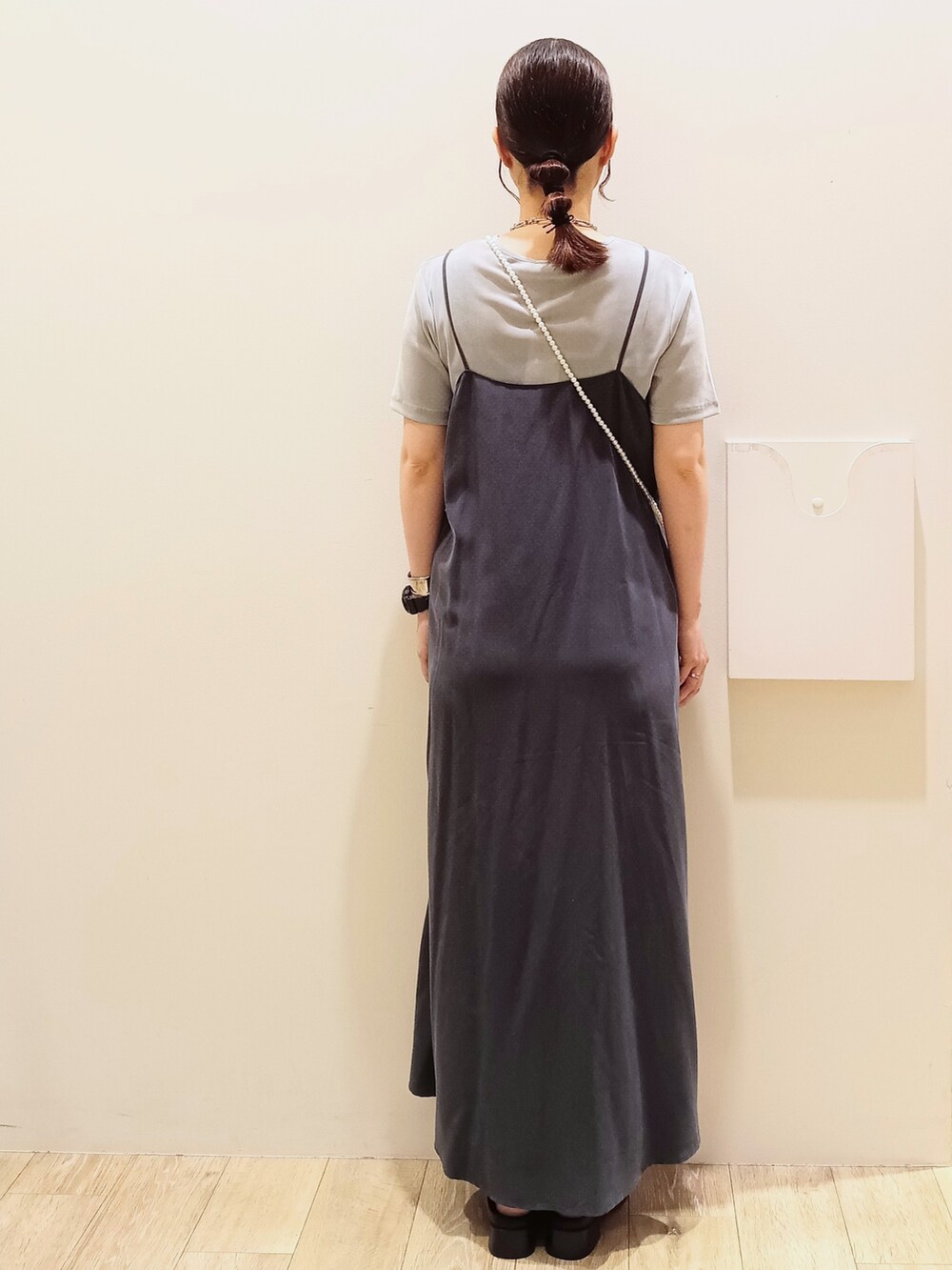 グレー系のTシャツ/カットソー、グレー系のワンピース、ホワイト系のショルダーバッグを着用したレディースの秋コーディネートの5枚目の写真
