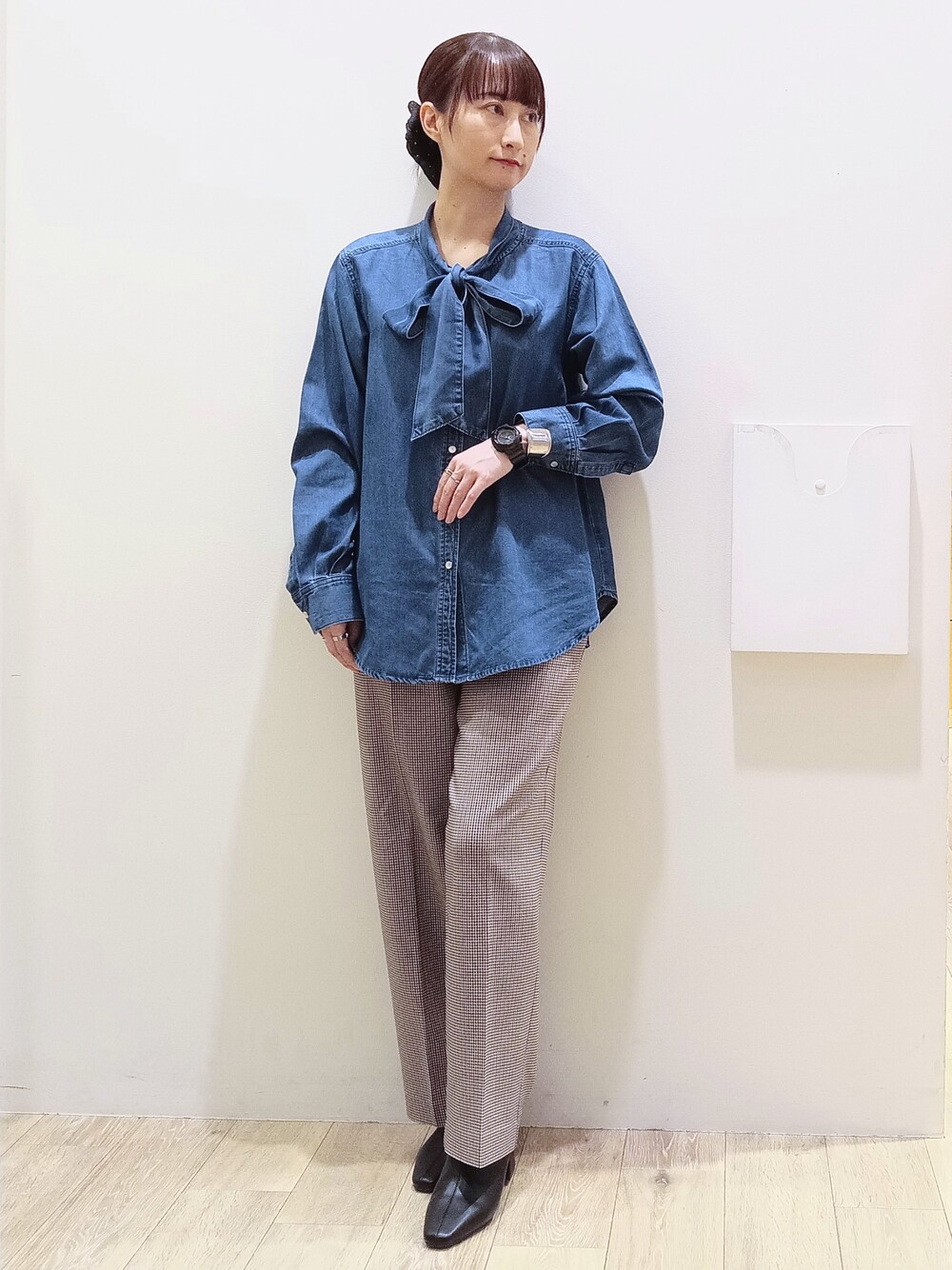 ブルー系のシャツ/ブラウス、ブラウン系のその他パンツ、ブラック系のショルダーバッグを着用したレディースの秋コーディネートの6枚目の写真