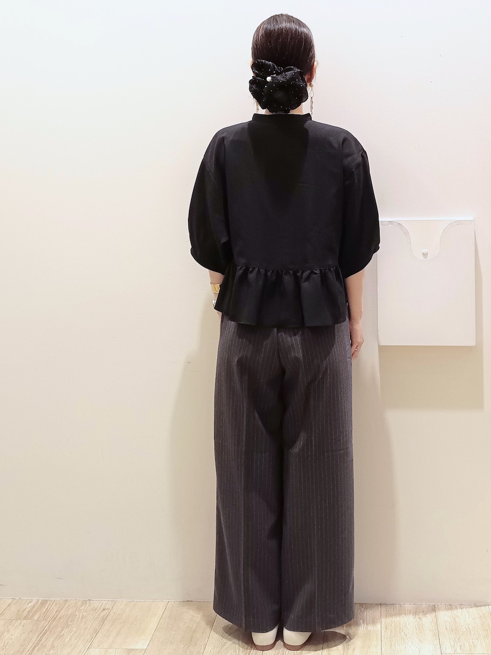 ブラック系のシャツ/ブラウス、グレー系のその他パンツ、ホワイト系のショルダーバッグを着用したレディースの秋コーディネートの5枚目の写真