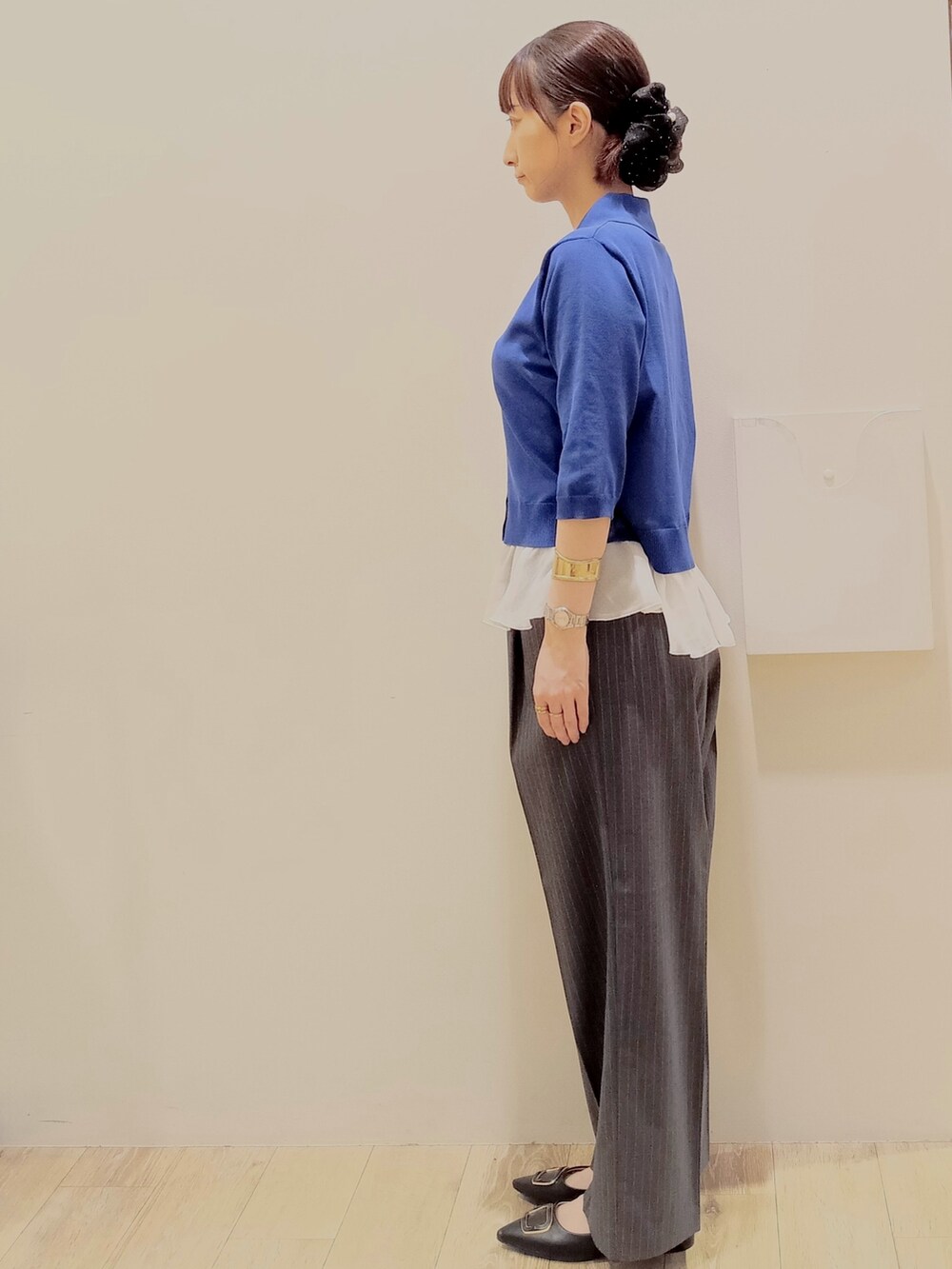 ブルー系のカーディガン/ボレロ、グレー系のその他パンツ、ベージュ系のボストンバッグを着用したレディースの秋コーディネートの3枚目の写真