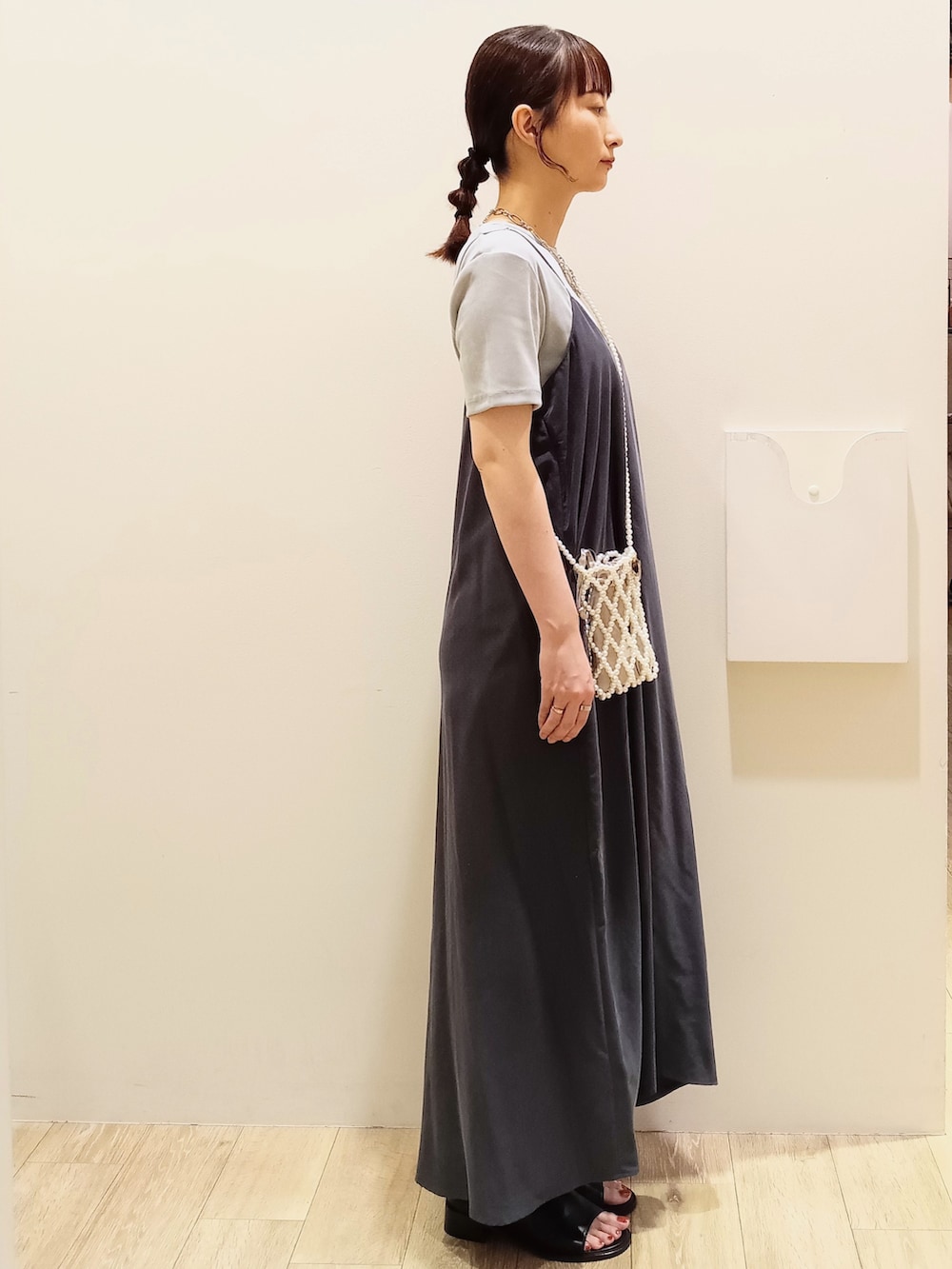 グレー系のTシャツ/カットソー、グレー系のワンピース、ホワイト系のショルダーバッグを着用したレディースの秋コーディネートの3枚目の写真