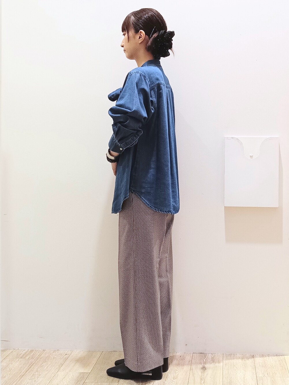ブルー系のシャツ/ブラウス、ブラウン系のその他パンツ、ブラック系のショルダーバッグを着用したレディースの秋コーディネートの4枚目の写真