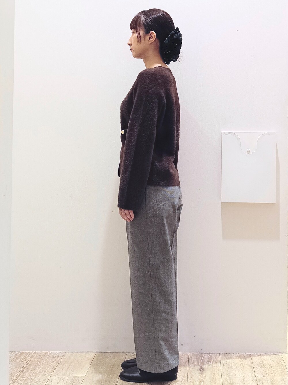 ブラウン系のカーディガン/ボレロ、ブラック系のその他パンツ、ホワイト系のトートバッグを着用したレディースの秋コーディネートの5枚目の写真