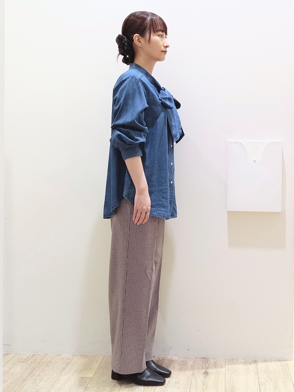 ブルー系のシャツ/ブラウス、ブラウン系のその他パンツ、ブラック系のショルダーバッグを着用したレディースの秋コーディネートの3枚目の写真