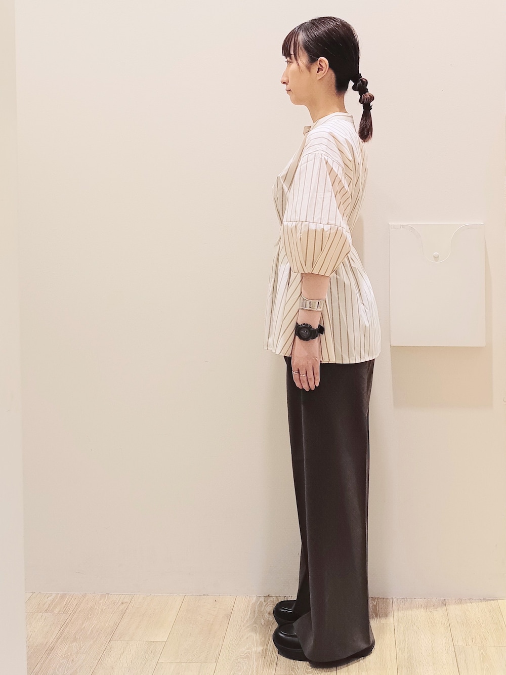 ホワイト系のシャツ/ブラウス、ブラウン系のその他パンツ、レッド系のトートバッグを着用したレディースの秋コーディネートの3枚目の写真