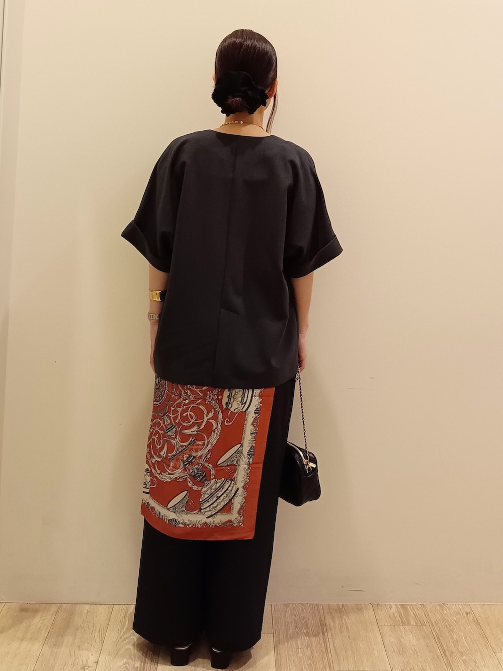 グレー系のノーカラージャケット、ホワイト系のタンクトップ、ブラック系のその他パンツを着用したレディースの夏コーディネートの4枚目の写真