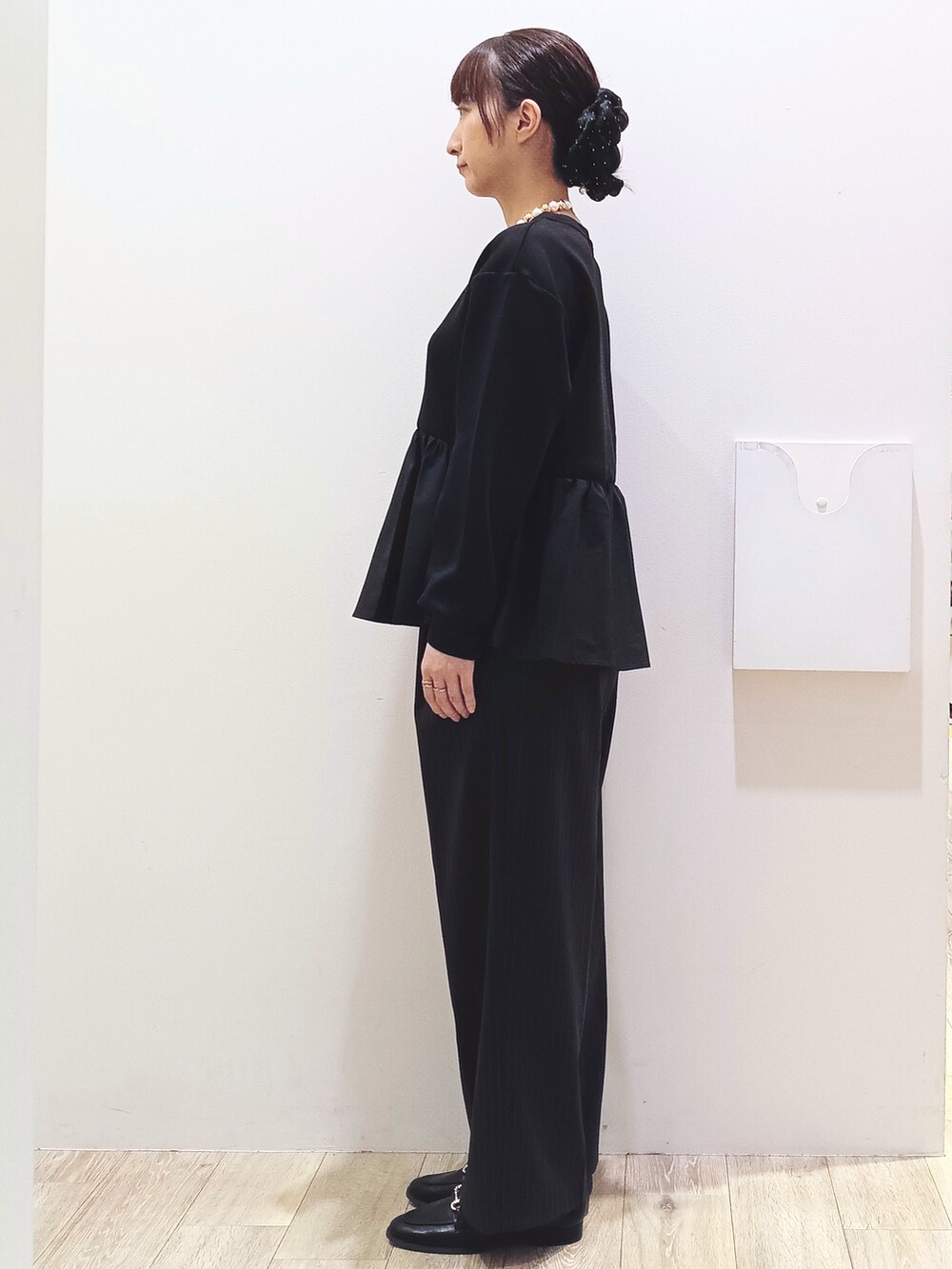 ブラック系のTシャツ/カットソー、ブラウン系のその他パンツ、イエロー系のトートバッグを着用したレディースの秋コーディネートの4枚目の写真