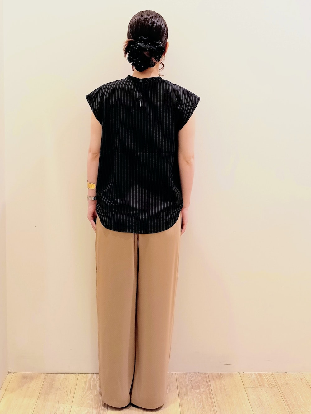 ブラック系のシャツ/ブラウス、ベージュ系のその他パンツ、ホワイト系のショルダーバッグを着用したレディースの夏コーディネートの4枚目の写真