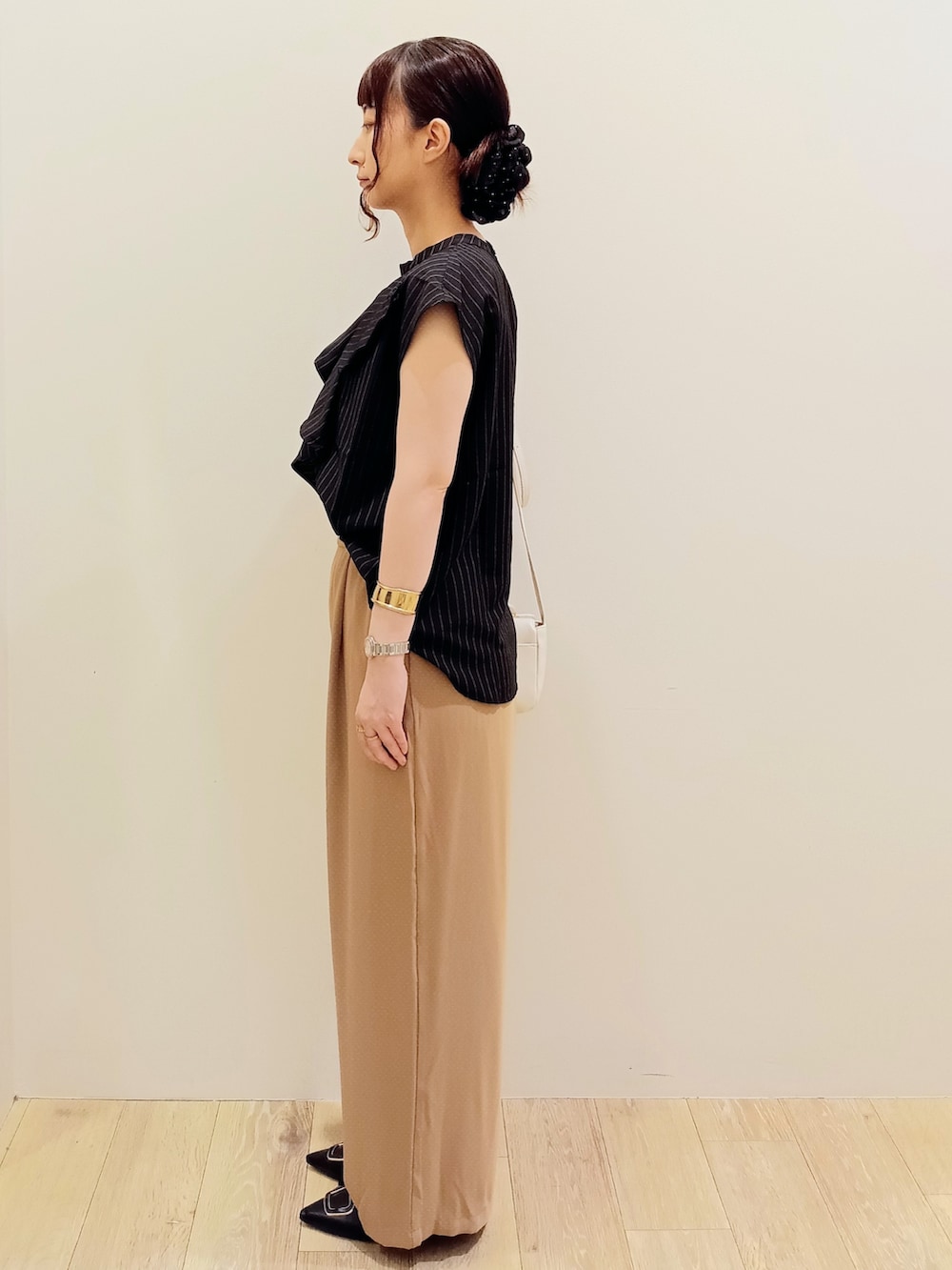 ブラック系のシャツ/ブラウス、ベージュ系のその他パンツ、ホワイト系のショルダーバッグを着用したレディースの夏コーディネートの2枚目の写真