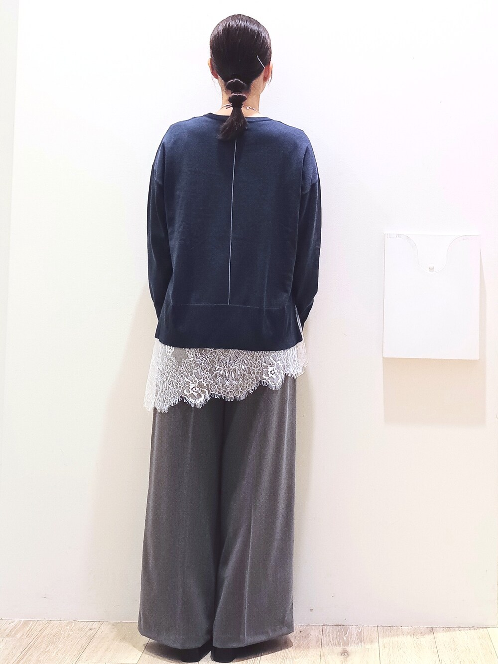 ブルー系のニット/セーター、ホワイト系のTシャツ/カットソー、グレー系のその他パンツを着用したレディースの秋コーディネートの6枚目の写真