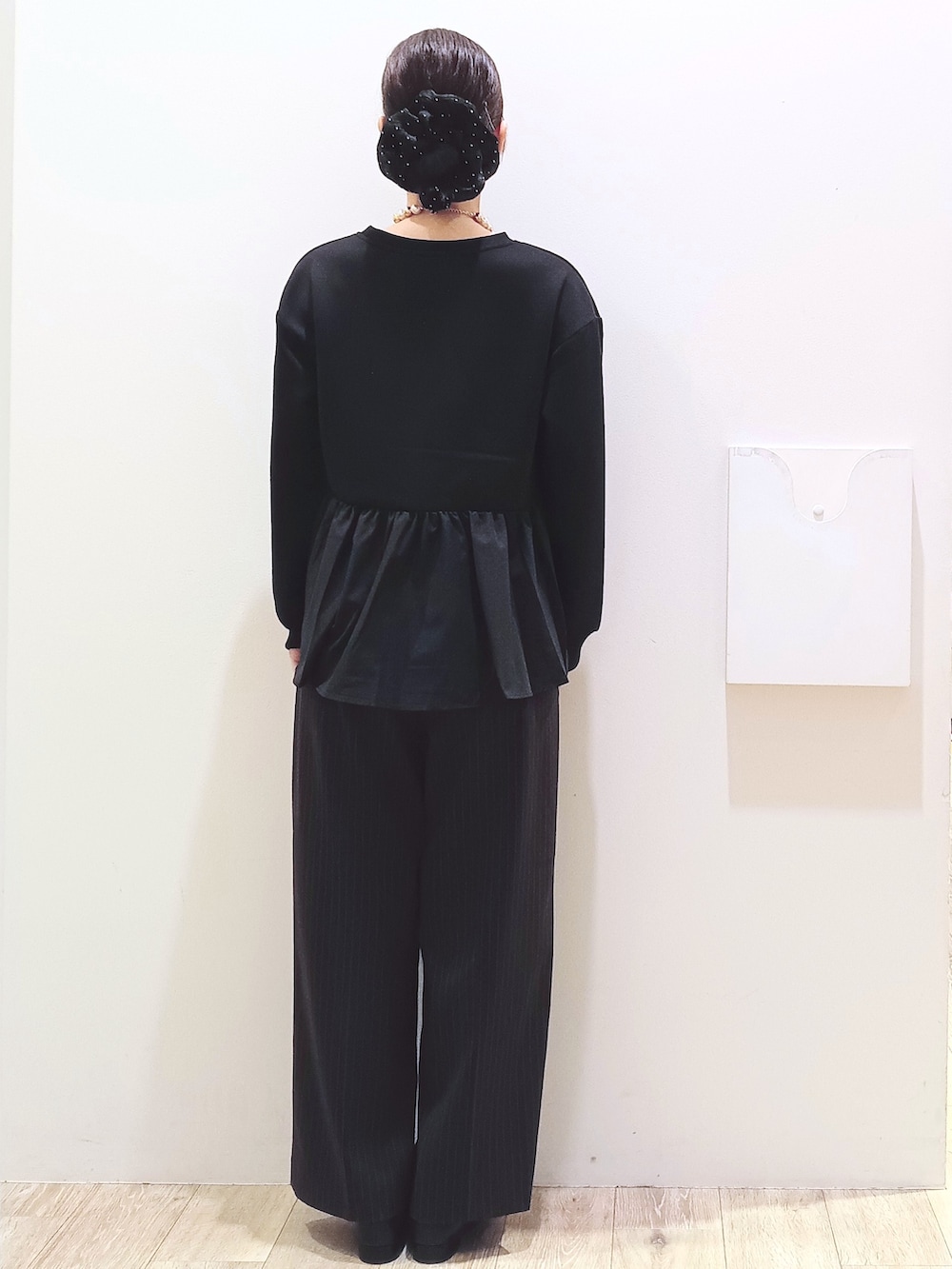 ブラック系のTシャツ/カットソー、ブラウン系のその他パンツ、イエロー系のトートバッグを着用したレディースの秋コーディネートの5枚目の写真