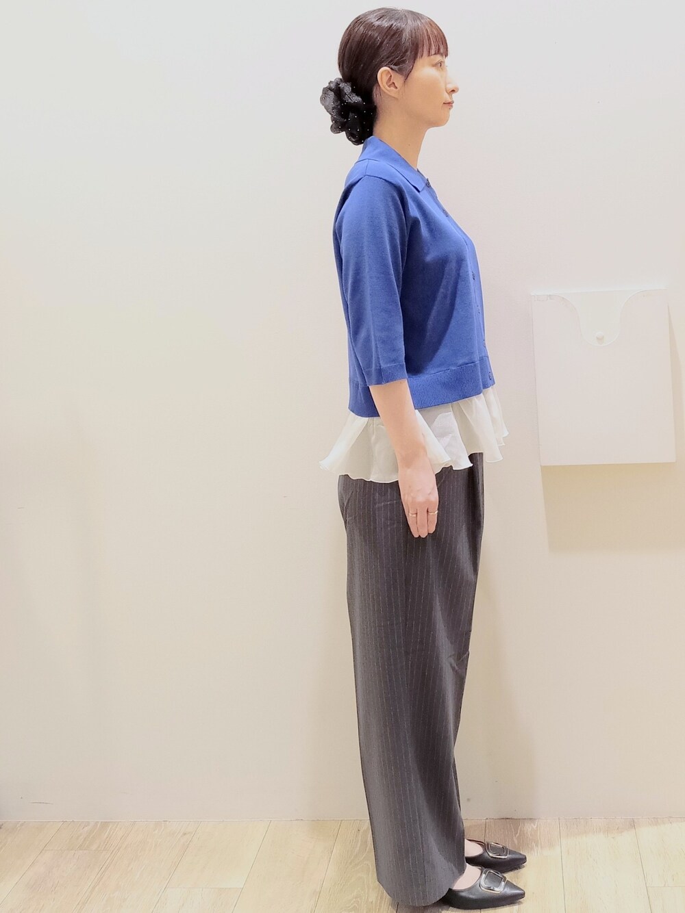 ブルー系のカーディガン/ボレロ、グレー系のその他パンツ、ベージュ系のボストンバッグを着用したレディースの秋コーディネートの2枚目の写真