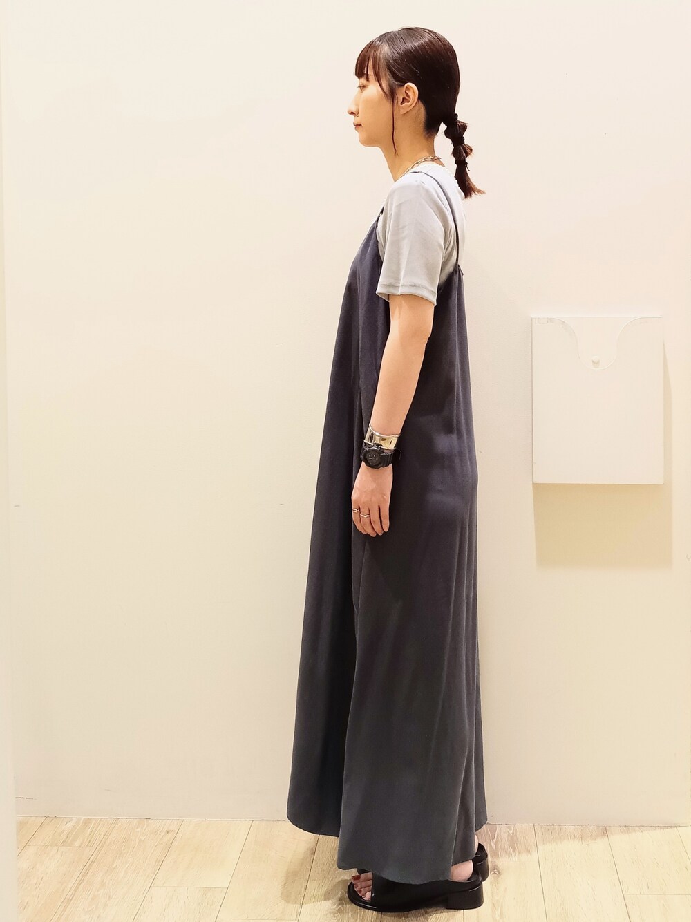 グレー系のTシャツ/カットソー、グレー系のワンピース、ホワイト系のショルダーバッグを着用したレディースの秋コーディネートの4枚目の写真