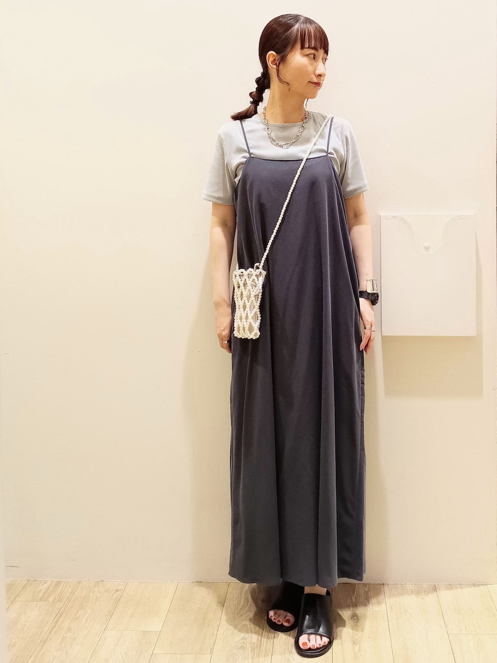 グレー系のTシャツ/カットソー、グレー系のワンピース、ホワイト系のショルダーバッグを着用したレディースの秋コーディネートの2枚目の写真