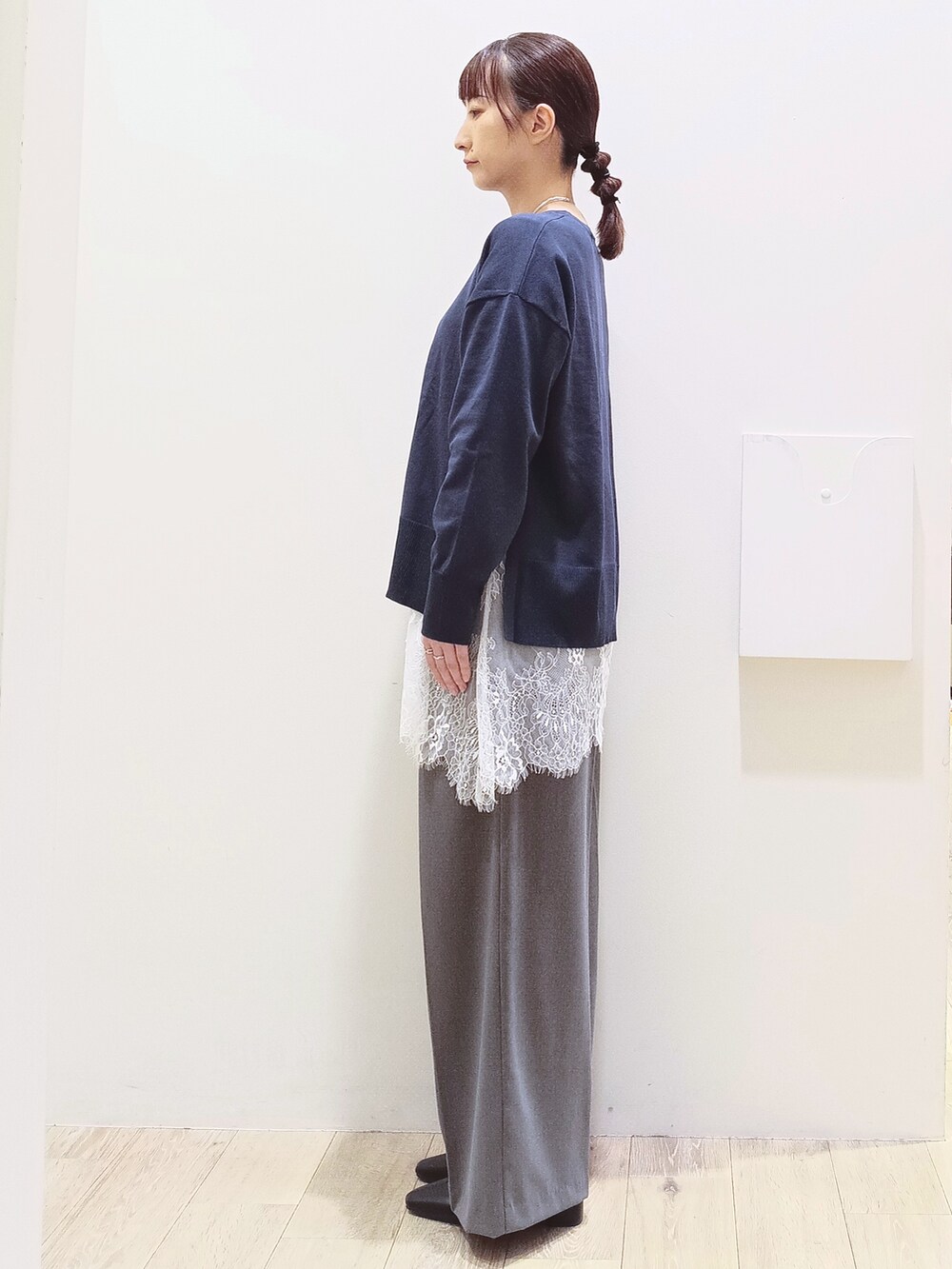 ブルー系のニット/セーター、ホワイト系のTシャツ/カットソー、グレー系のその他パンツを着用したレディースの秋コーディネートの5枚目の写真