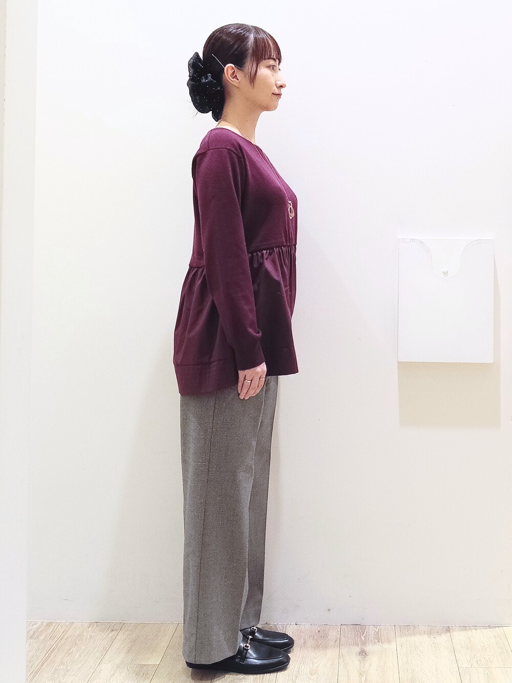 レッド系のニット/セーター、ブラック系のその他パンツ、ブラック系のトートバッグを着用したレディースの秋コーディネートの4枚目の写真