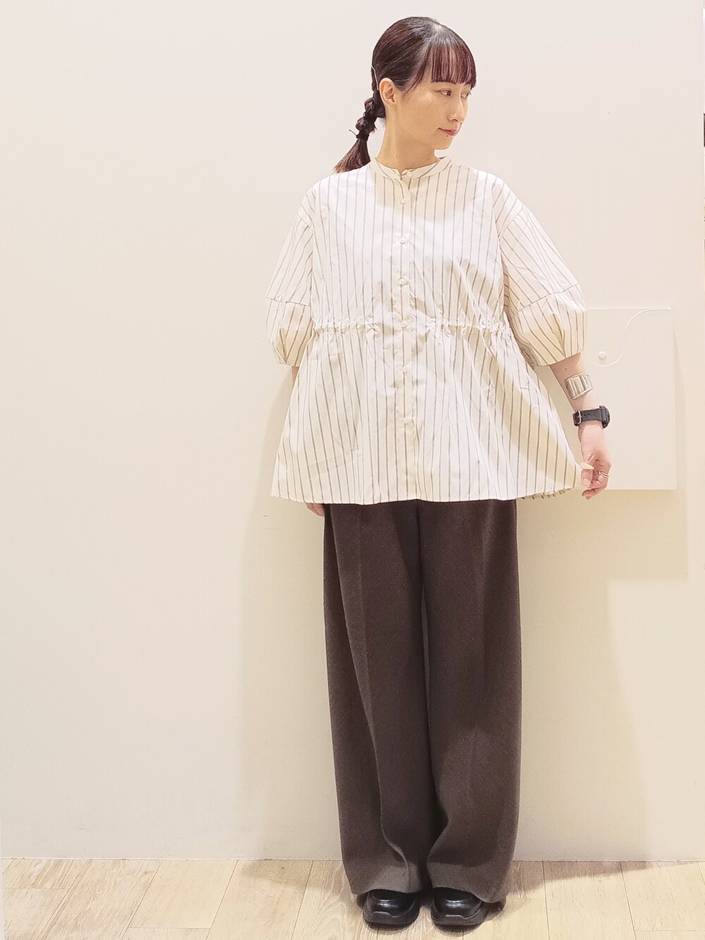 ホワイト系のシャツ/ブラウス、ブラウン系のその他パンツ、レッド系のトートバッグを着用したレディースの秋コーディネートの7枚目の写真