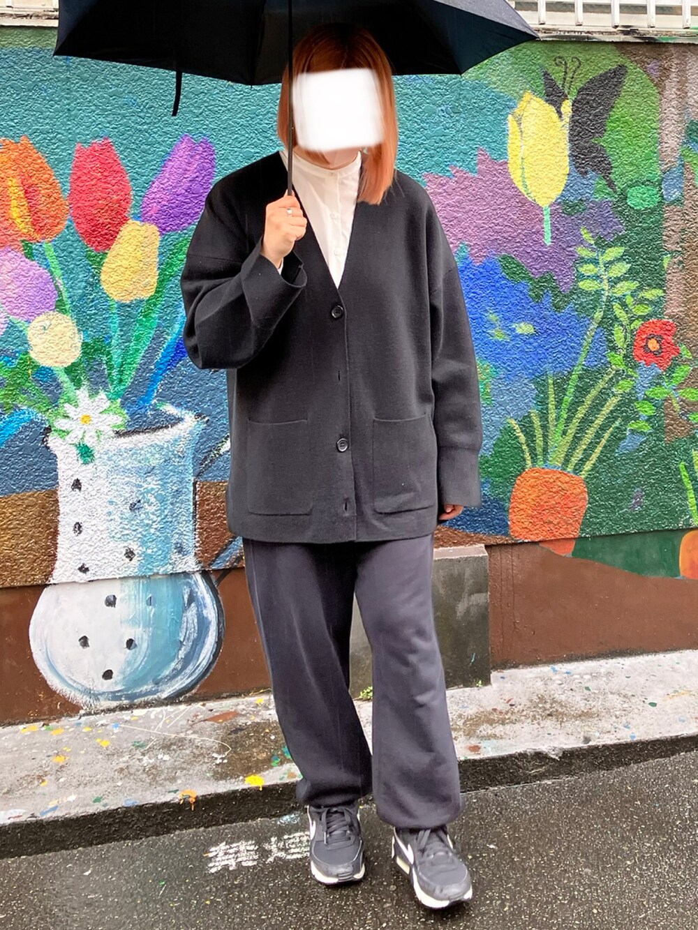 ブラック系のカーディガン/ボレロ、ブラック系のスニーカー、ブラック系のスウェットパンツを着用したレディースの春コーディネートの2枚目の写真